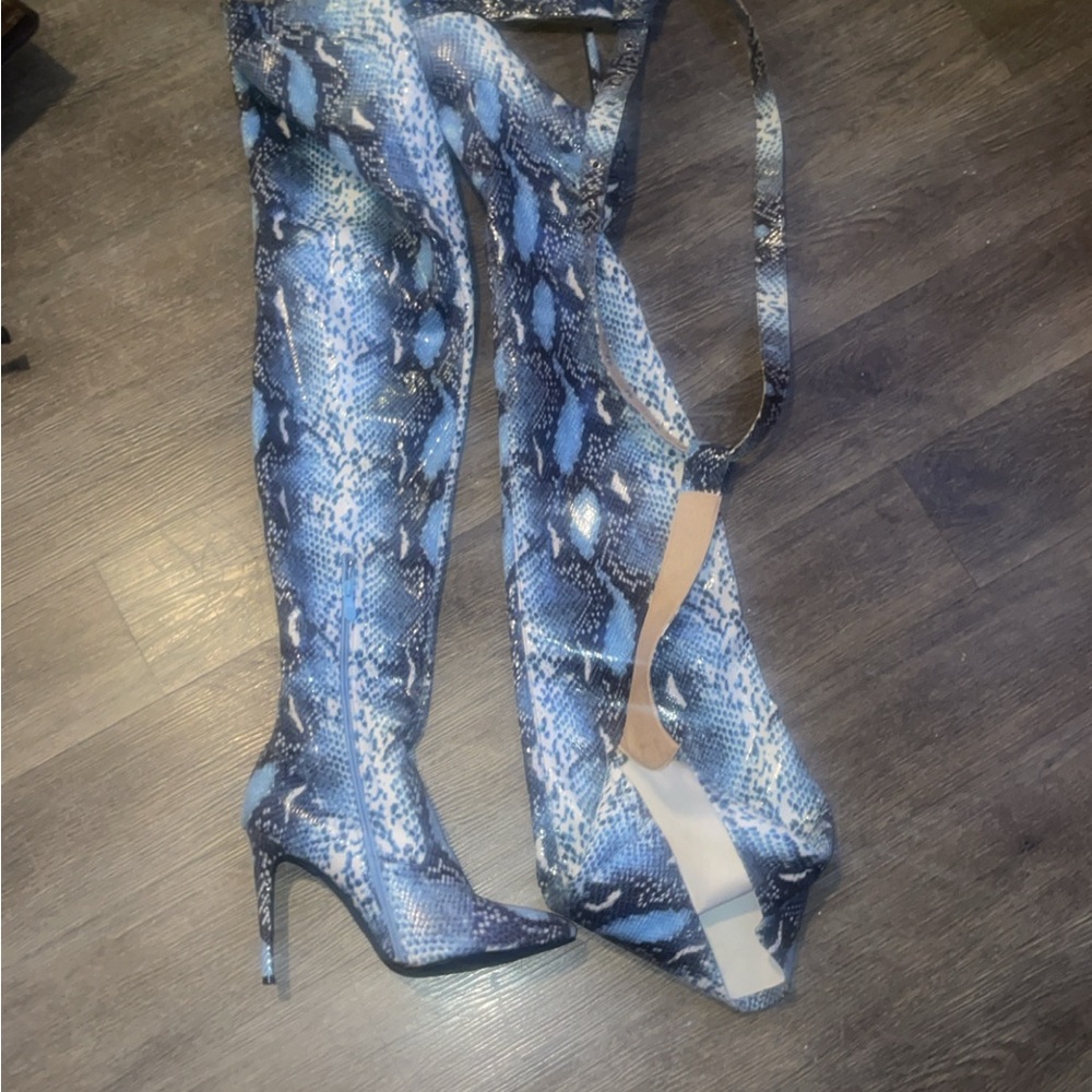 Stylish Blue Snake Print Women's Boots